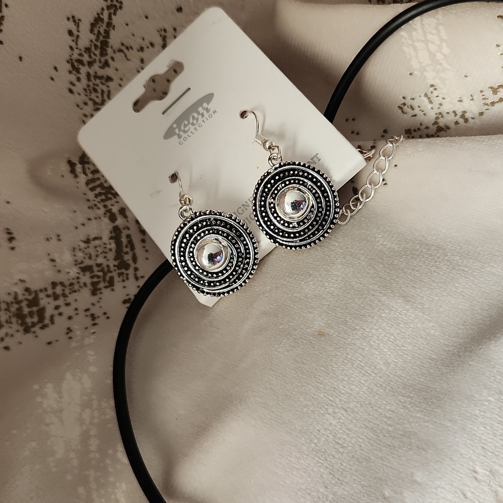 Traditional Beautiful Oxidized Silver Leather  Strap Necklace - Picture 13 of 13
